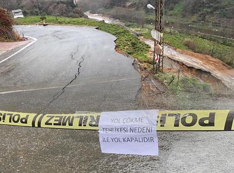 Rize’de heyelanda köy yolu çöktü! Elektrik ve doğal gazı da kesildi