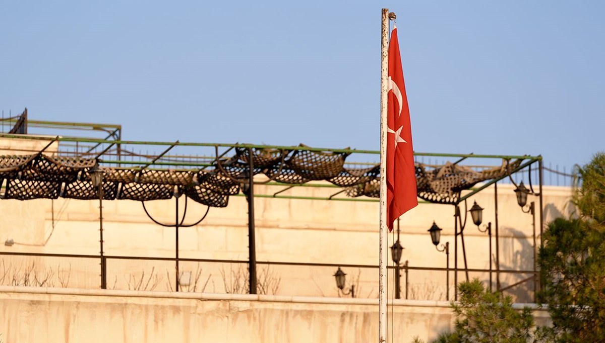 Şam Büyükelçiliği’ne Türk bayrağı çekildi