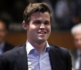 Satrançta kot pantolon krizi çözüldü: Magnus Carlsen turnuvaya dönüyor