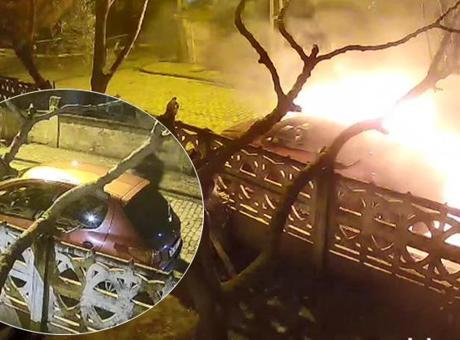 Silivri’de park halindeki otomobili benzin döküp yaktı