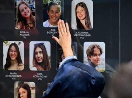 Sırbistan’daki okul saldırısında 10 kişiyi öldüren çocuğun ailesine 17,5 yıl hapis