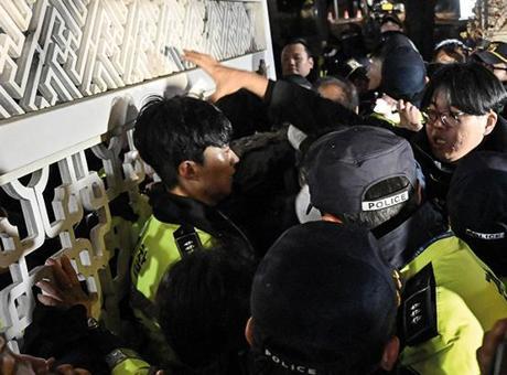 SON DAKİKA! Güney Kore’de sıkıyönetim kararı: Ordu teyakkuzda! Medyaya sansür