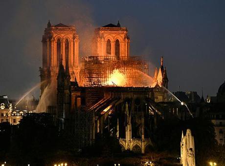 Trump ilk yurt dışı gezisini Notre Dame’ın açılışı için Fransa’ya yapacak