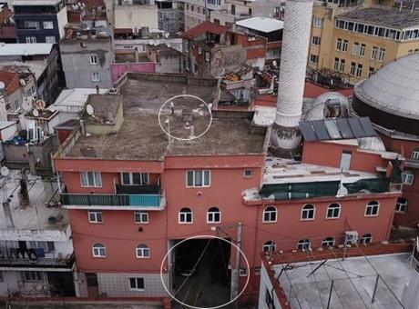 Tünel sokak şaşkına çeviriyor! Musalla taşı yolun üstünde