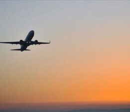 Üç saati aşan rötarlı uçuşlar için yolculara tazminat ödenecek