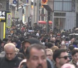 Yeni yıla saatler kala İstiklal Caddesi’nde yoğunluk
