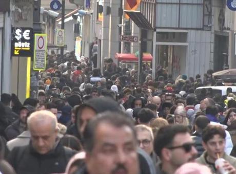 Yeni yıla saatler kala İstiklal Caddesi’nde yoğunluk