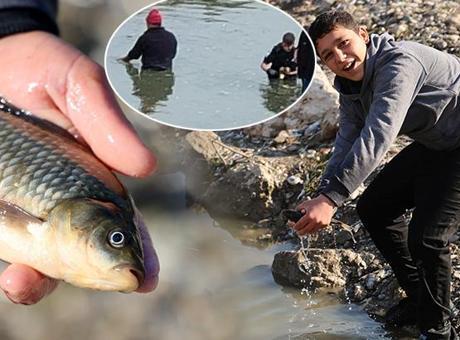 Yer: Adana! Elleriyle yakaladığı balıkları çuval çuval taşıdı