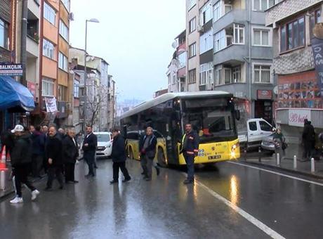 Yer: Kağıthane! İETT otobüsü çöken yolda kaldı