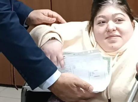1’inci sınıftan bu yana evde eğitim gördü, ilk kez karnesini aldı