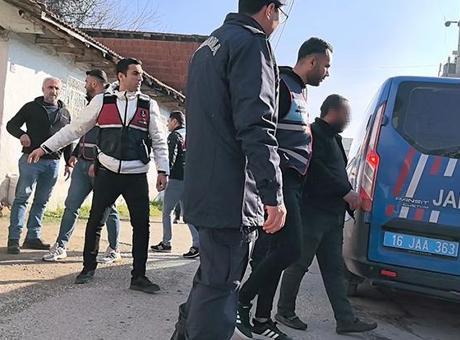 2 çocuğunun olduğu evde boğazına bıçak dayadı! 24 saat sonra teslim oldu