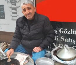 43 yıldır aynı noktada tezgahını kuruyor: Çiğ fiyatı 250, pişmiş fiyatı ise 600 lira