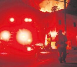 Alevlerin arasında kalan insanlar, yetkililere ateş püskürdü: Los Angeles isyanı