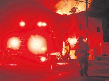 Alevlerin arasında kalan insanlar, yetkililere ateş püskürdü: Los Angeles isyanı