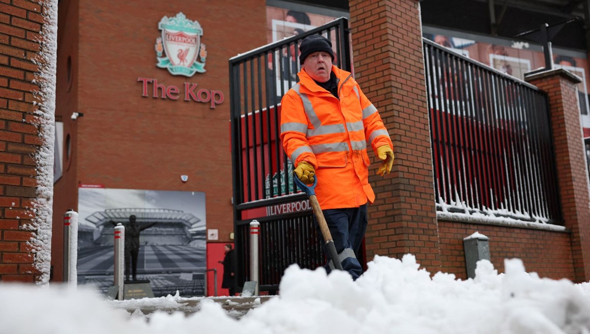 Anfield’ı yoğun kar yağışı esir aldı: Liverpool – Manchester United maçı ertelenecek mi?