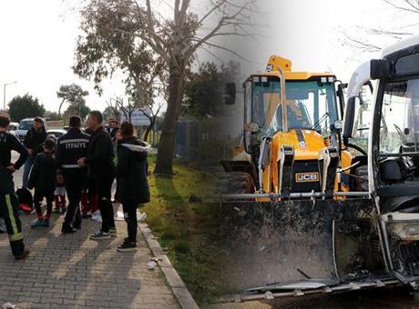 Antalya’da faciadan dönüldü: Midibüs ile iş makinesi çarpıştı! 15’i çocuk, 23 yaralı