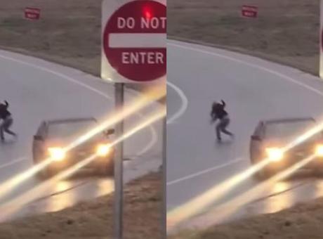 Aracının kontrolünü kaybedip otobana atladı