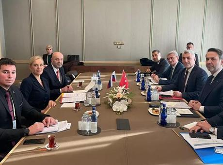 Bakan Bolat ve Bayraktar Slovakya Başbakan Yardımcısı ve Ekonomi Bakanı ile bir araya geldi