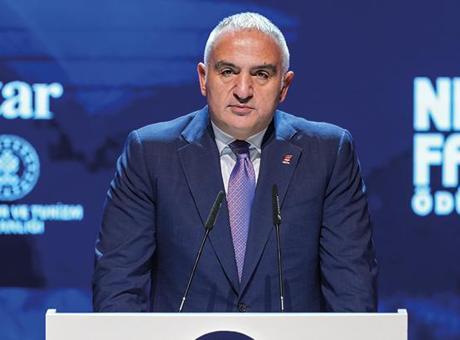 Bakan Ersoy: Sanata ve sanatçıya destek olmaya devam edeceğiz