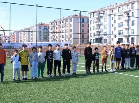 Bakan Kurum, depremzede Hüseyin’e verdiği halı saha sözünü tuttu