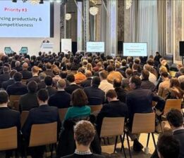 Bakan Şimşek, Londra’daki yatırımcılara Türkiye ekonomisini anlattı