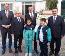 Bakan Tekin, Türkiye Maarif Vakfının Pakistan Lahor’daki okulunu ziyaret etti: