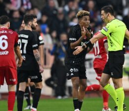 Beşiktaş’tan paylaşım: “Dikkat, çimlere basmak sarı karttır”