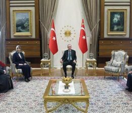 Cumhurbaşkanı Erdoğan, camilerin temizliğini yapan Bayat ailesini Külliye’de kabul etti