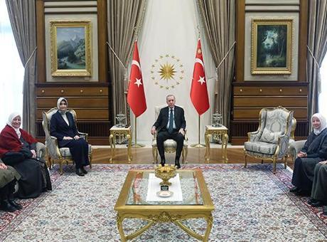 Cumhurbaşkanı Erdoğan, camilerin temizliğini yapan Bayat ailesini Külliye’de kabul etti