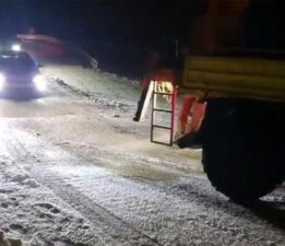 Elazığ’da kar tipi etkisini sürdürüyor! Yolda mahsur kalan araçlar kurtarıldı