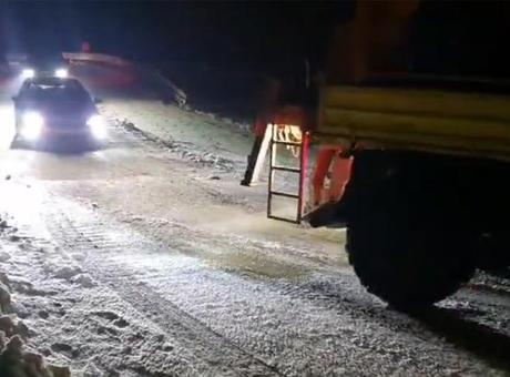 Elazığ’da kar tipi etkisini sürdürüyor! Yolda mahsur kalan araçlar kurtarıldı