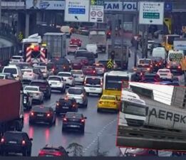 Esenyurt’ta TIR bariyerlere çarptı! Avcılar istikametine trafik durdu