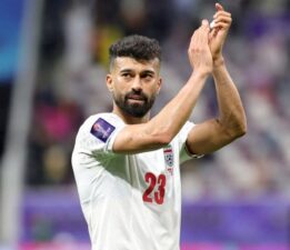 Futbolcu Ramin Rezaeian’a kadın taraftara sarılma cezası