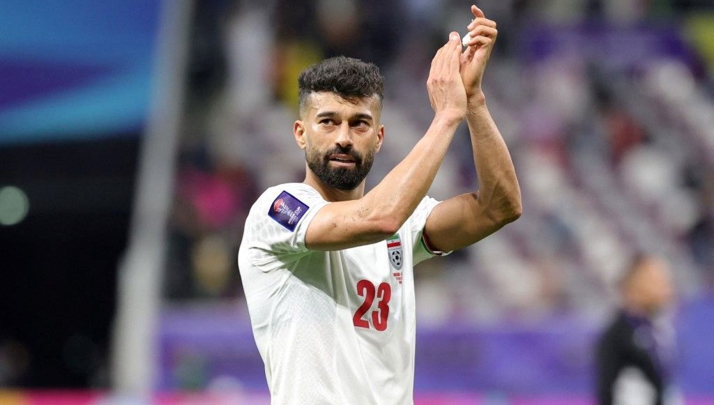 Futbolcu Ramin Rezaeian’a kadın taraftara sarılma cezası