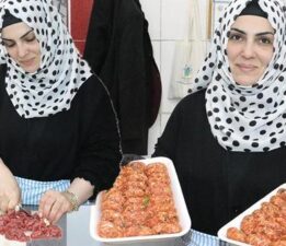 Gören şaşkına dönüyor! Üniversite mezunu ‘kasap abla’