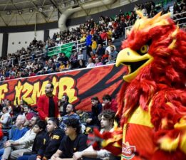 Göztepe maskotuna gözaltı: İlk maçına çıkan maskot K’ANKA hakemin üzerine yürüdü