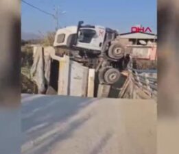 Hatay’da feci olay! Köprü kamyonun üzerine çöktü, kamyon dereye düştü