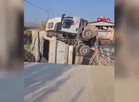 Hatay’da feci olay! Köprü kamyonun üzerine çöktü, kamyon dereye düştü