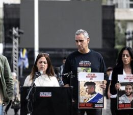 İsrailli esirlerin yakınları, anlaşmanın gecikmiş olmasından dolayı hükümete tepkili