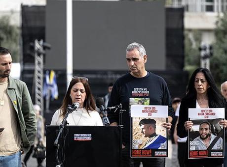 İsrailli esirlerin yakınları, anlaşmanın gecikmiş olmasından dolayı hükümete tepkili