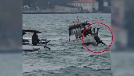 İstanbul’da dalga yüzünden denize düştü