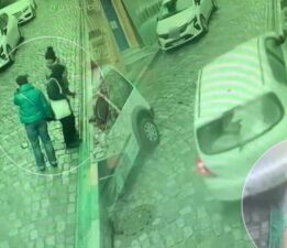 İstanbul’da feci kaza kameraya yansıdı! Yokuştan kayan araç kadın ezdi