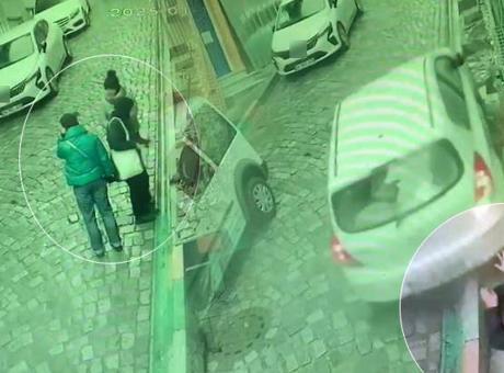 İstanbul’da feci kaza kameraya yansıdı! Yokuştan kayan araç kadın ezdi