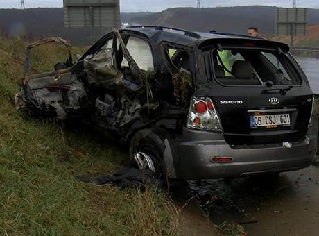 İstanbul’da korkunç kaza: Bariyerlere çarpan cip hurdaya döndü