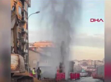 İstanbul’da su borusu patladı: Cadde trafiğe kapatıldı