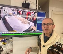 İstanbul’da terzide şok görüntü! Zarfları teker teker çaldı