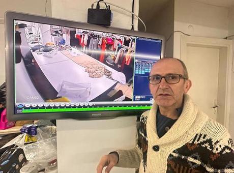 İstanbul’da terzide şok görüntü! Zarfları teker teker çaldı