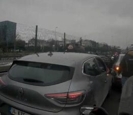 İstanbul’da yol verme tartışması yumruklu kavgaya dönüştü! Araya kimse giremedi