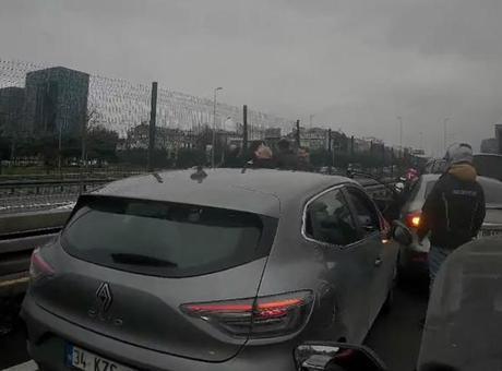 İstanbul’da yol verme tartışması yumruklu kavgaya dönüştü! Araya kimse giremedi