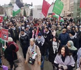 İsveç’te yüzlerce kişi İsrail’i protesto etti